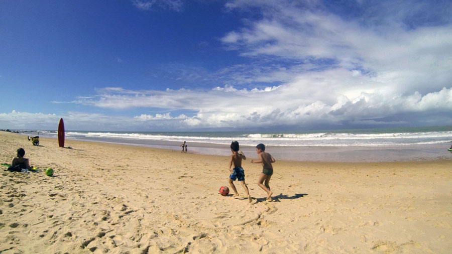 beach-football-eli-friend