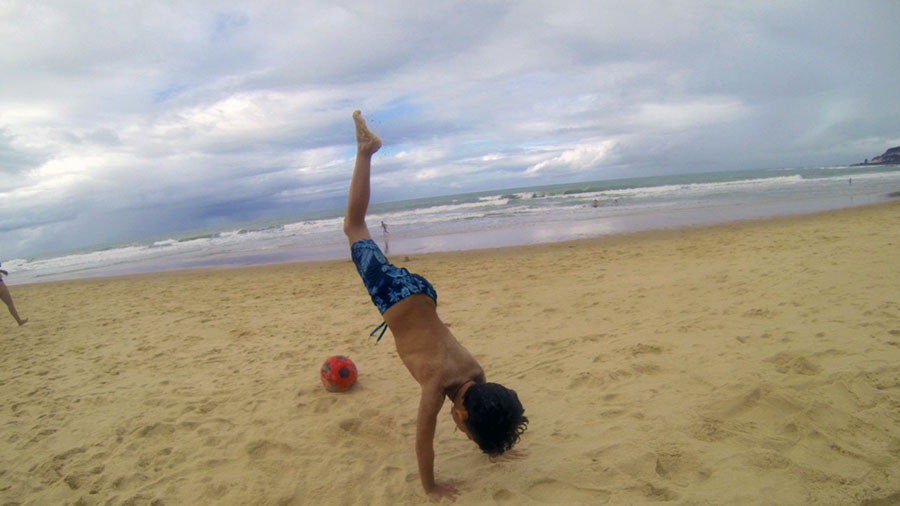 eli-handstand