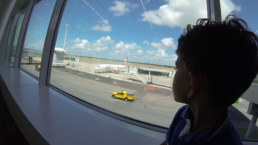 eli-watching-plane